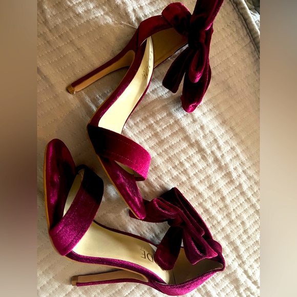 Burgundy velvet heels - Picture 2 of 3